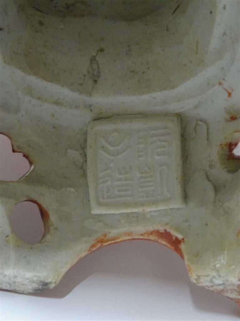 CHARMANT SUJET EN PORCELAINE MOULEE DONNANT A VOIR UN LETTRE ASSIS - Chine, Epo…