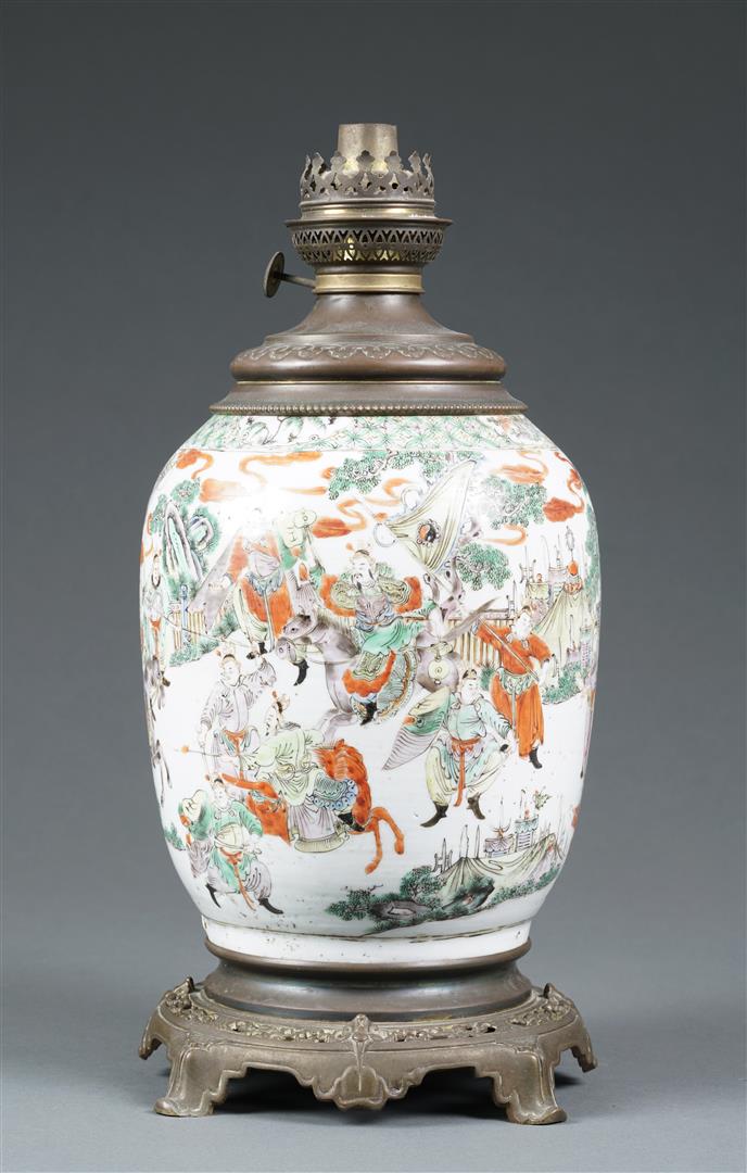 VASE OVOIDE EN PORCELAINE A DECOR EMAILLE POLYCHROME DANS LE STYLE DE LA "FAMIL…