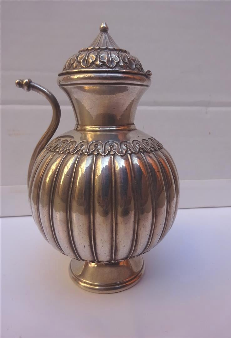 PETITE VERSEUSE A EAU EN METAL ARGENTE, LOTA - Inde, Epoque XXe siècle, Dans le…