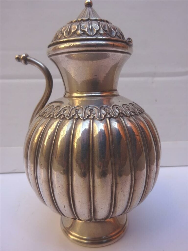 PETITE VERSEUSE A EAU EN METAL ARGENTE, LOTA - Inde, Epoque XXe siècle, Dans le…