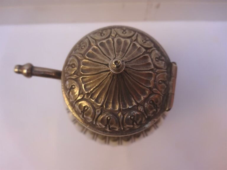 PETITE VERSEUSE A EAU EN METAL ARGENTE, LOTA - Inde, Epoque XXe siècle, Dans le…