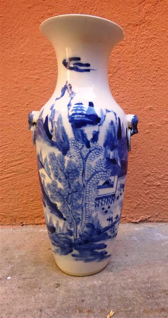 PETIT VASE QUEUE DE PHENIX EN PORCELAINE BLEU BLANC - Chine, Epoque XXe siècle,…