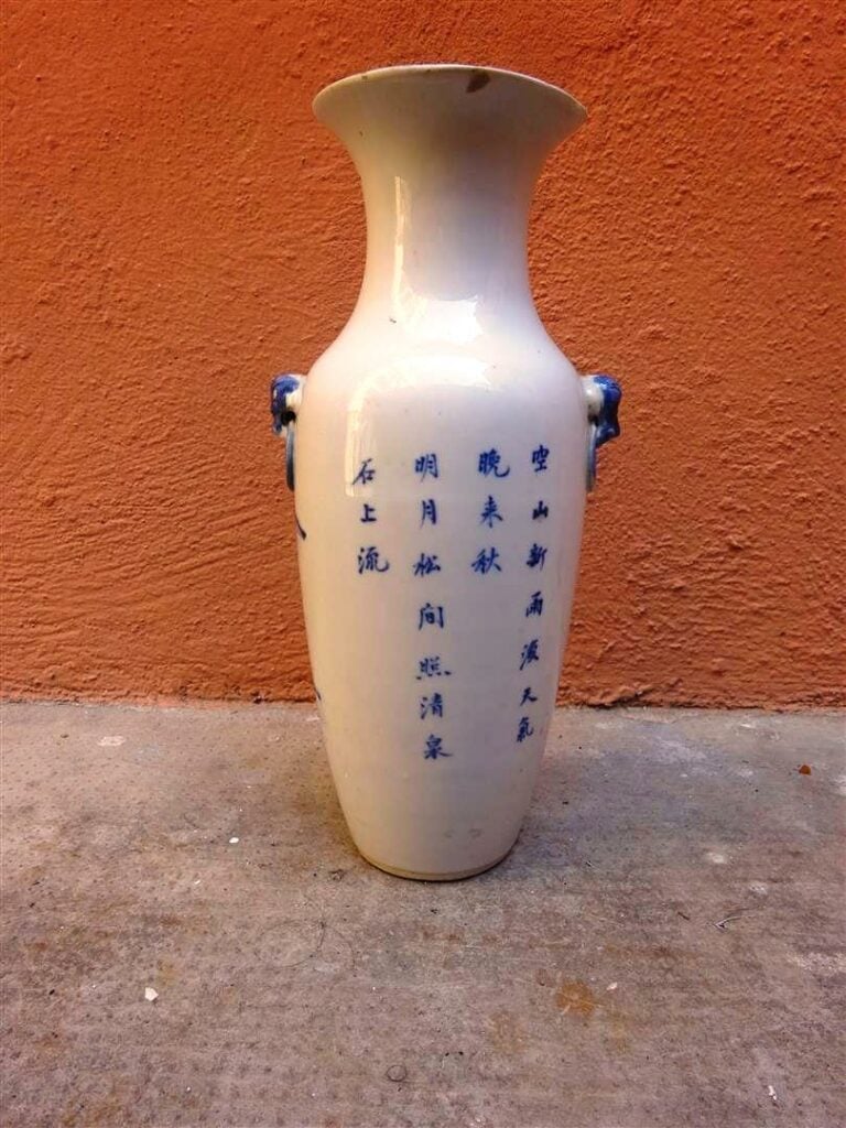 PETIT VASE QUEUE DE PHENIX EN PORCELAINE BLEU BLANC - Chine, Epoque XXe siècle,…