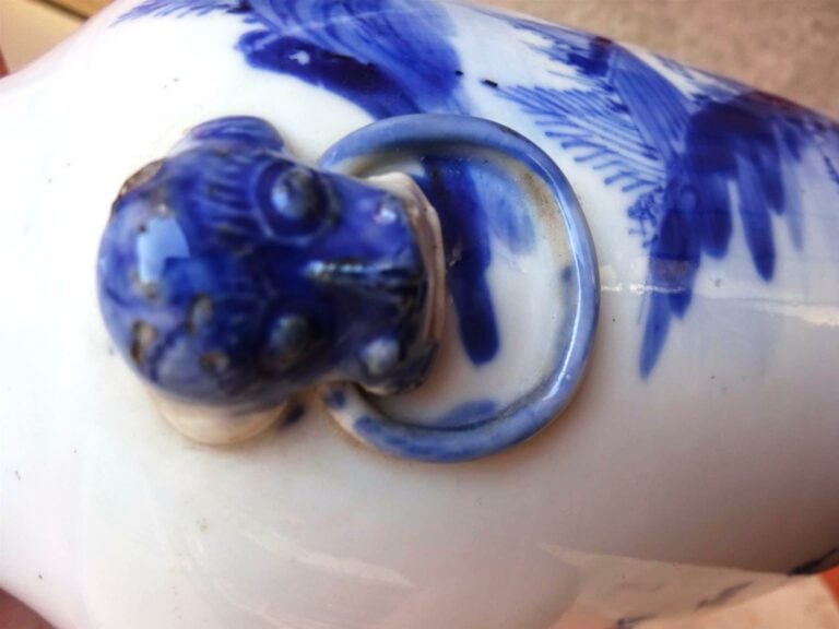 PETIT VASE QUEUE DE PHENIX EN PORCELAINE BLEU BLANC - Chine, Epoque XXe siècle,…