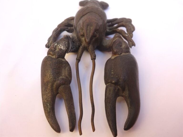 OKIMONO EN BRONZE A PATINE MORDOREE A L'EFFIGIE D'UN HOMARD / ROBUSUTA / - ????…