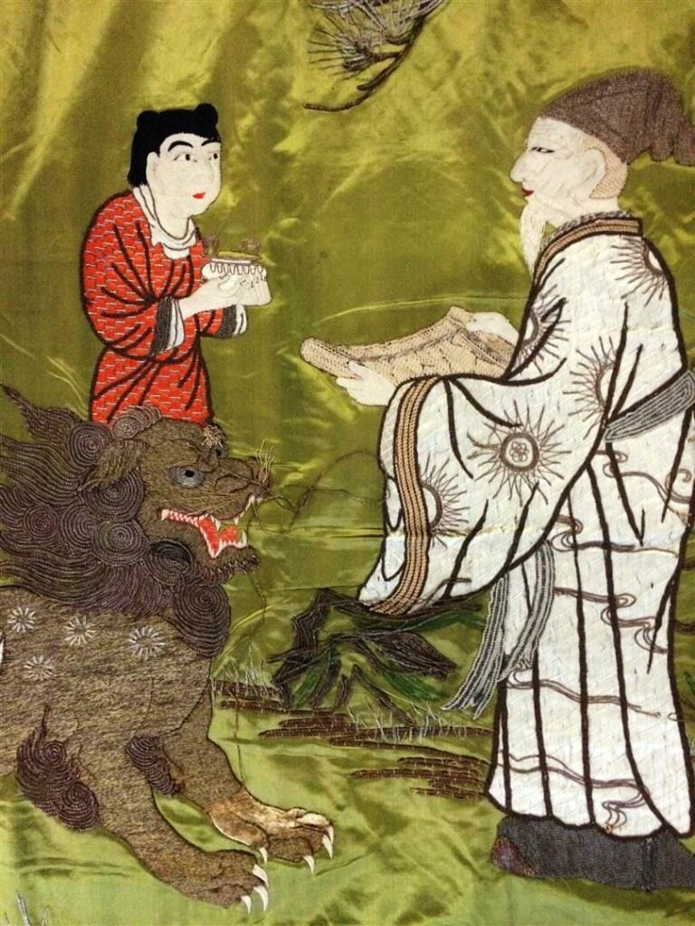 GRAND PANNEAU DE SOIE BRODEE D'IMMORTELS TAOISTES - Chine, Epoque XXe siècle -…