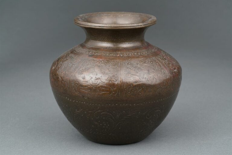 VERSEUSE A EAU CARENEE EN BRONZE A PATINE MARRON, LOTA - Inde, Epoque XIXe ou X…