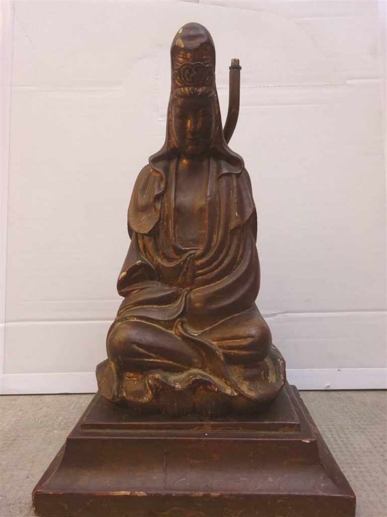 SUJET EN BOIS SCULPTE ET LAQUE A L'EFFIGIE DE LA DEESSE DE LA COMPASSION, GUAN…