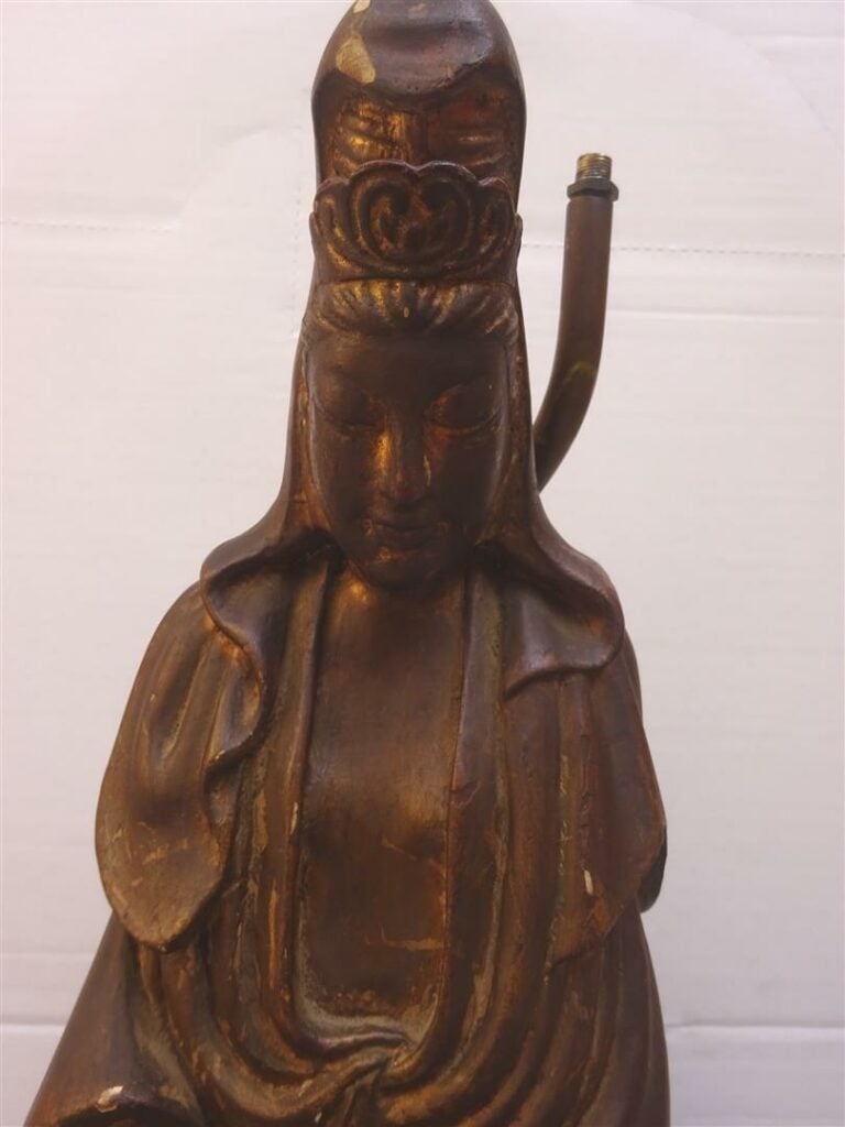 SUJET EN BOIS SCULPTE ET LAQUE A L'EFFIGIE DE LA DEESSE DE LA COMPASSION, GUAN…
