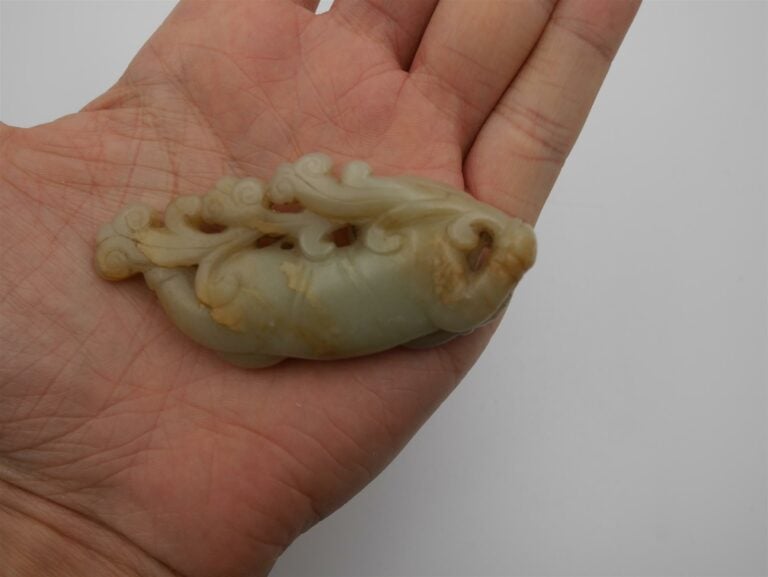 PETIT GARCON A LA BRANCHE DE CHAMPIGNONS LINGZHI EN JADE NEPHRITE CELADON PÂLE…