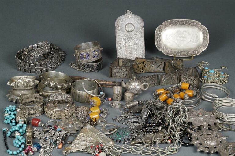 FORT LOT DE BIJOUX BERBERES EN METAL ARGENT, CERTAINS AGREMENTS DE PIERRES DURE…