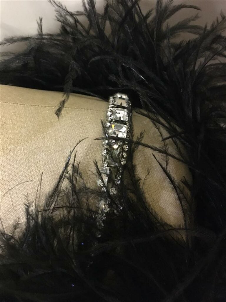 Robe noire col en plume d'autruche, bretelles stressée (manque des strass). - T…