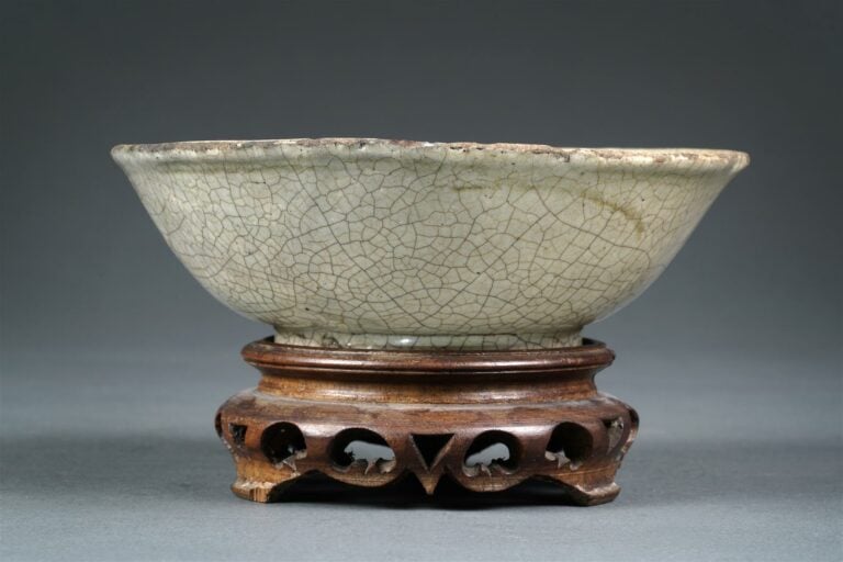 COUPE SUR PIED FLORIFORME EN GRES CRAQUELE DE STYLE GUAN - Chine, Dynastie Qing…