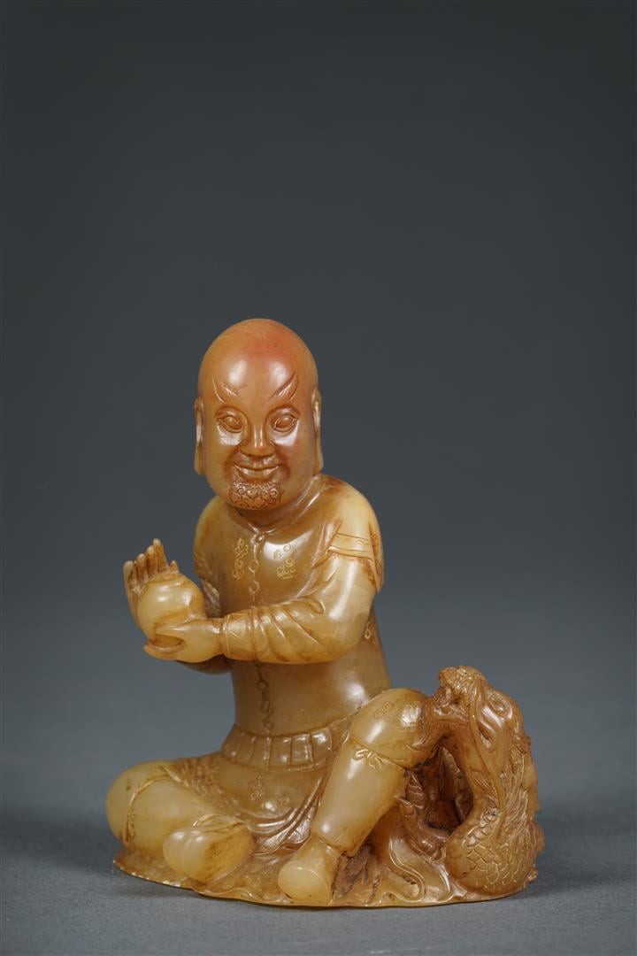 SUJET EN STEATITE A L'EFFIGIE D'UN LOHAN - Chine, Epoque XXe siècle - Signature…