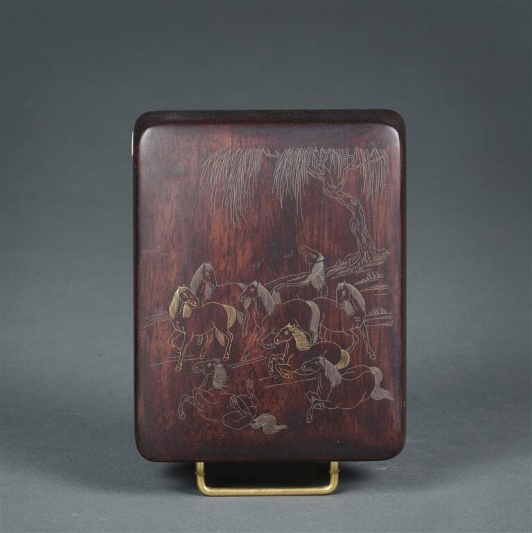PETITE BOÎTE EN BOIS INDIGENE A DECOR DE HUIT CHEVAUX REALISE PAR INCRUSTATIONS…