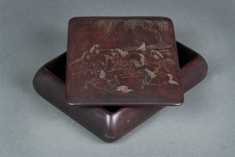 PETITE BOÎTE EN BOIS INDIGENE A DECOR DE HUIT CHEVAUX REALISE PAR INCRUSTATIONS…