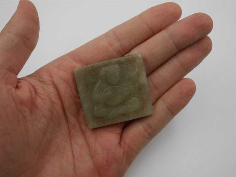 PETITE PLAQUE EN JADE NEPHRITE CELADON AU JOUEUR DE PIPA - Chine, Epoque XXe si…