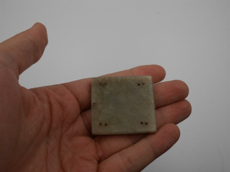 PETITE PLAQUE EN JADE NEPHRITE CELADON AU JOUEUR DE PIPA - Chine, Epoque XXe si…