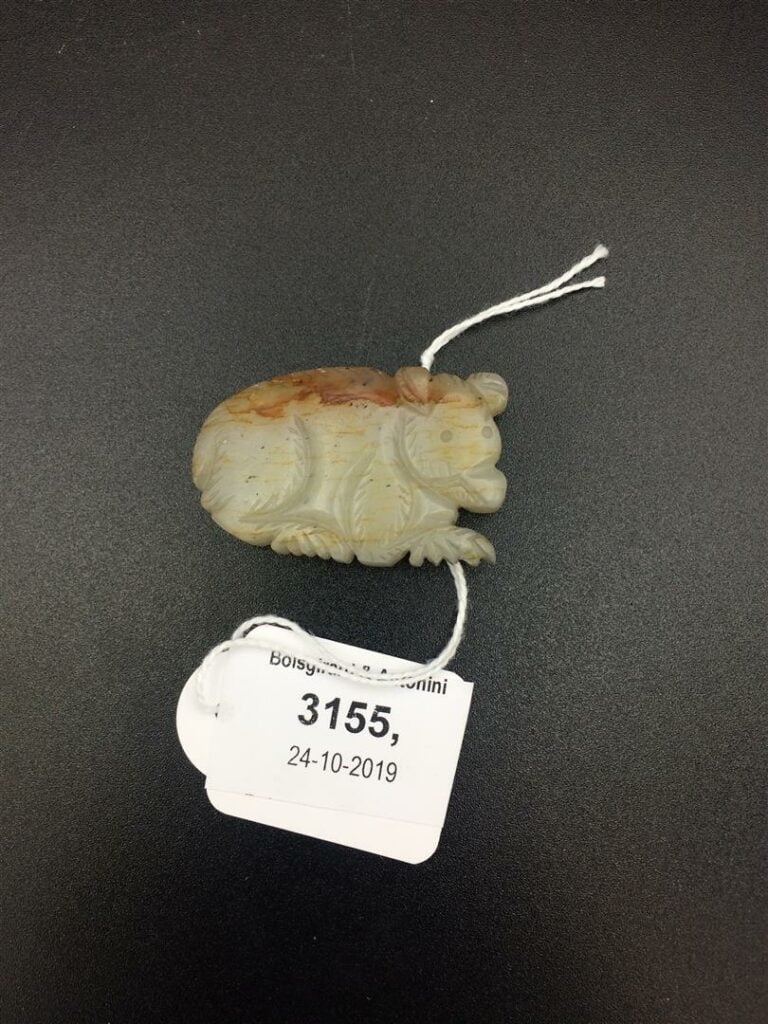 PETITE PLAQUE EN JADE NEPHRITE SCULPTEE A L'IMITATION D'UN OURS - Chine, Epoque…
