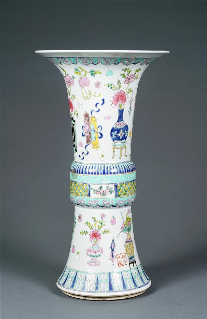GRAND VASE TROMPETTE EN PORCELAINE A DECOR EMAILLE POLYCHROME DANS LE STYLE DE…