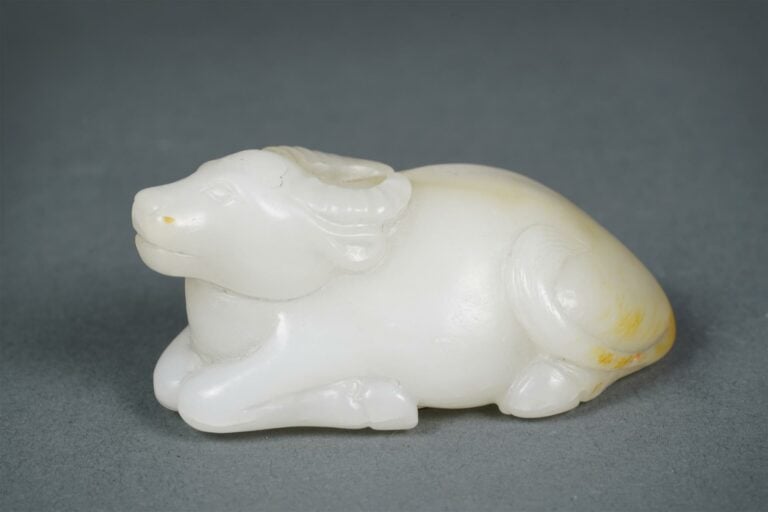 POIDS A ROULEAUX EN JADE NEPHRITE SCULPTE A L'IMITATION D'UN BUFFLE D'EAU - Chi…