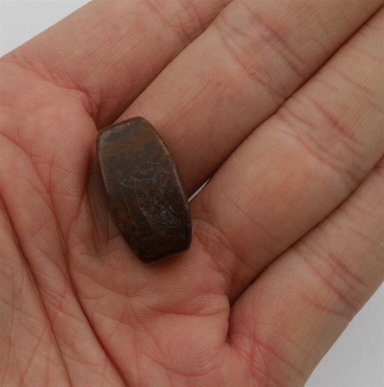 PERLE DE JADE NEPHRITE ORNEE D'UN LOKAPALA - Chine, Epoque XXe siècle - Fuselée…