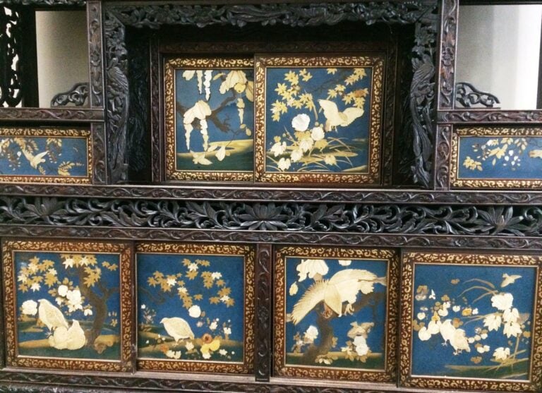 [X] CABINET DE PRESENTATION ORNE EN SHIBAYAMA, SHODANA - Japon, Période Meiji -…