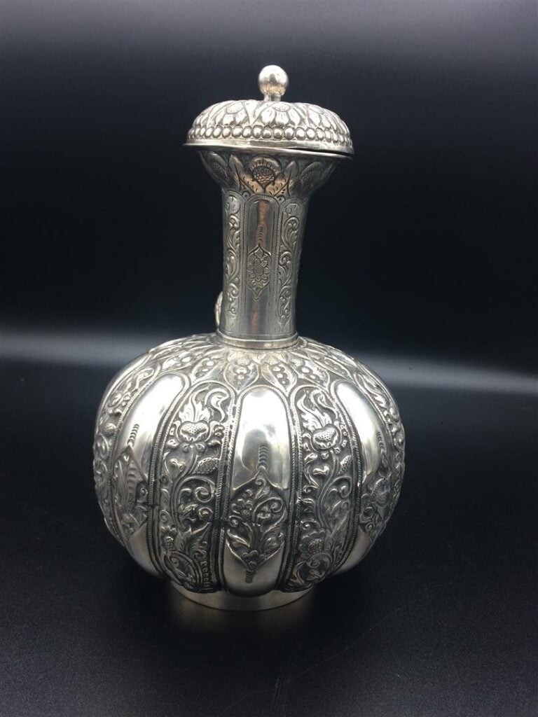 VERSEUSE KENDI EN ARGENT BAS TITRE - Monde Ottoman, Vers 1900 - Décor au repous…