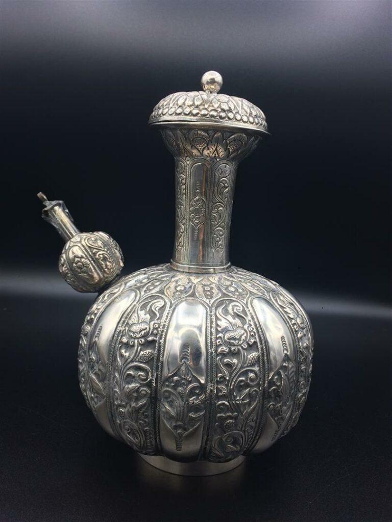 VERSEUSE KENDI EN ARGENT BAS TITRE - Monde Ottoman, Vers 1900 - Décor au repous…
