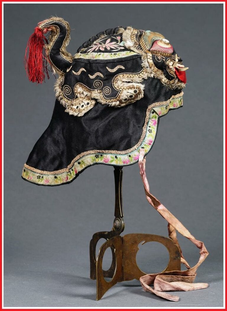 BONNET DE CEREMONIE EN SOIE BRODEE POUR LE FESTIVAL DES ENFANTS - Chine, Fin de…