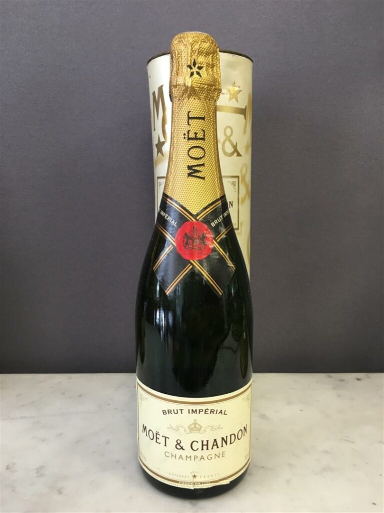 2 bouteilles, MOET & CHANDON, Champagne Brut Impérial (dont une dans sa boîte).…