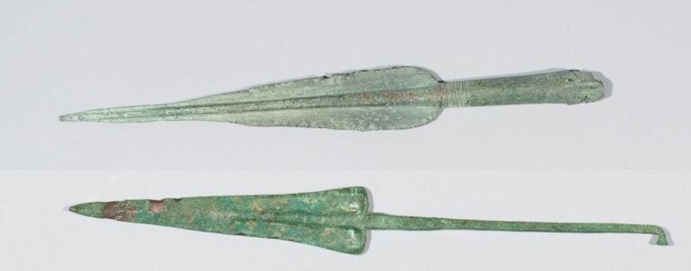 Lot de deux pointes de lances à douille - Bronze à patine verte. Déformation et…