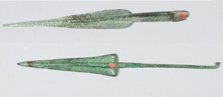 Lot de deux pointes de lances à douille - Bronze à patine verte. Déformation et…