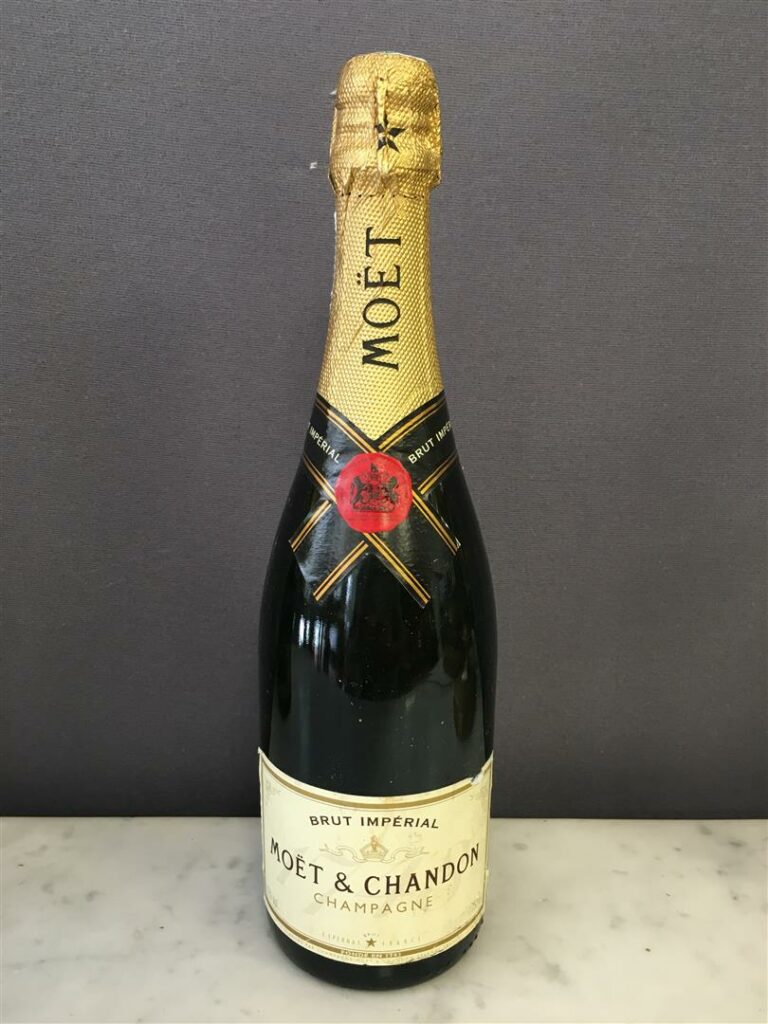 2 bouteilles, MOET & CHANDON, Champagne Brut Impérial (dont une dans sa boîte).…