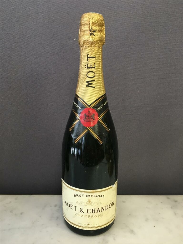 2 bouteilles, MOET & CHANDON, Champagne Brut Impérial (dont une dans sa boîte).…