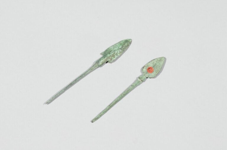 Lot de quatre pointes de flèches à pédoncule et une pointe de lance à douille.…