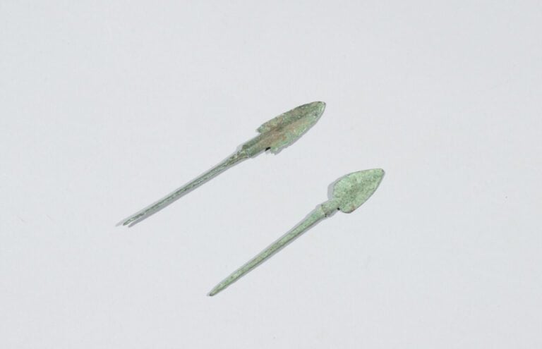 Lot de quatre pointes de flèches à pédoncule et une pointe de lance à douille.…