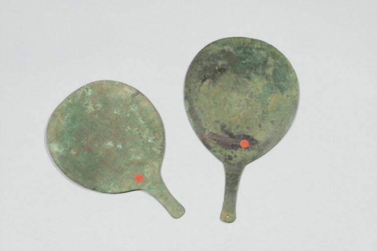 Lot de deux miroirs à manche languette dont un à la bordure gravée de motifs de…