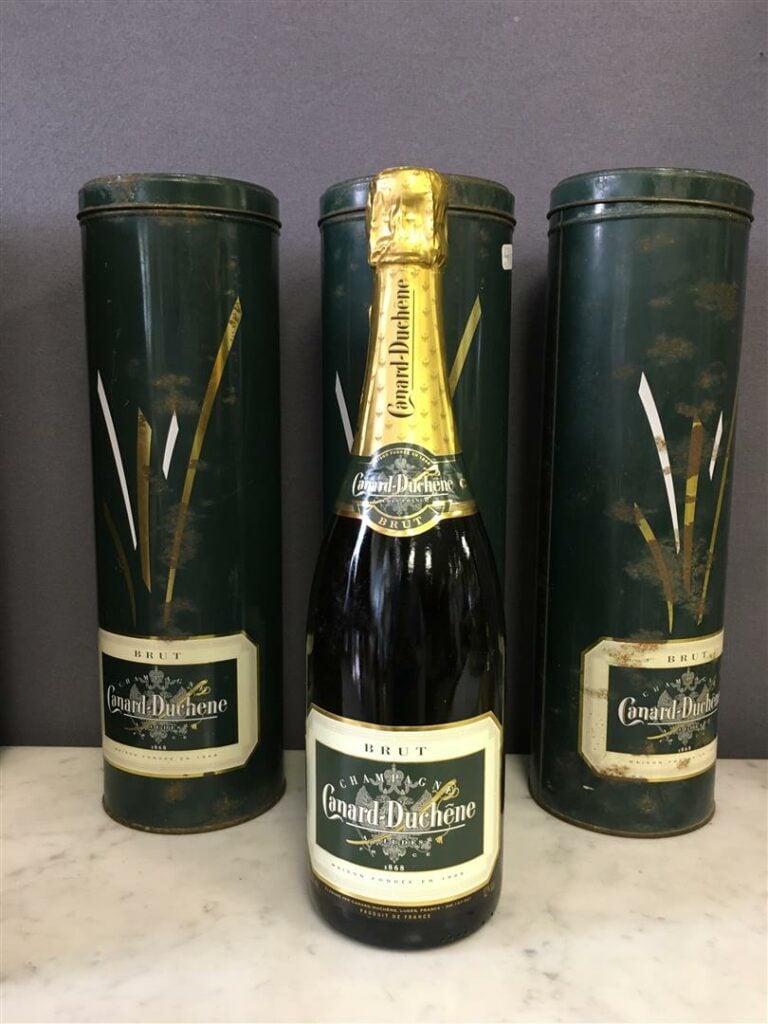 3 bouteilles, CANARD-DUCHENE, Champagne brut, chacune dans leur boite en métal…