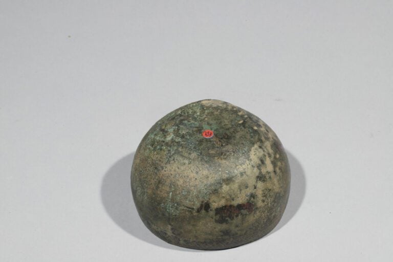 Lot comprenant une coupe à lèvre convexe et un bol à panse à décor de globules.…