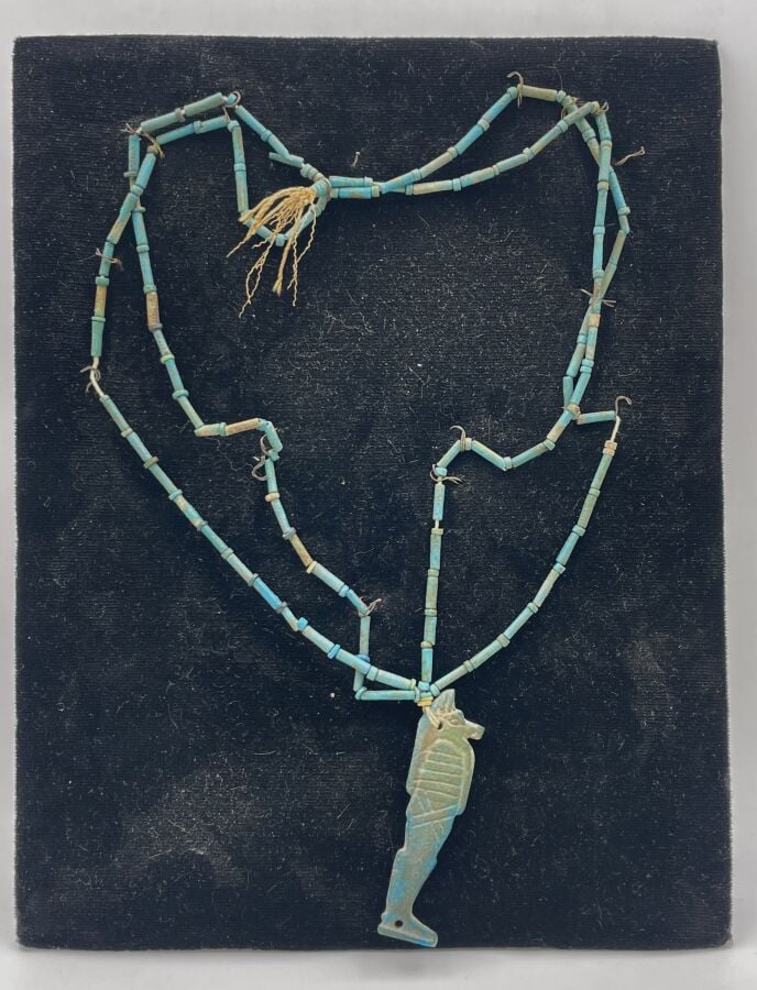 Collier recomposé, orné d'une amulette plaquette représentant Douamoutef en faï…