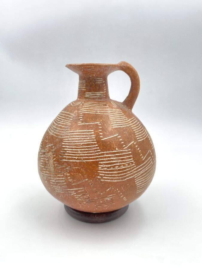 Cruche à panse globulaire et col droit, gravés de lignes en damier. - Céramique…
