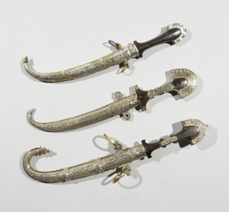 Trois koummyas - Acier, argent bas-titre, laiton et bois - Maroc, XXe siècle -…