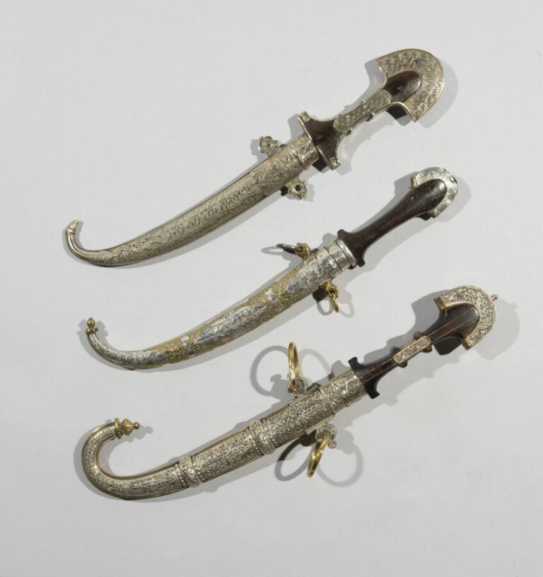 Trois koummyas - Acier, argent bas-titre, laiton et bois - Maroc, XXe siècle -…