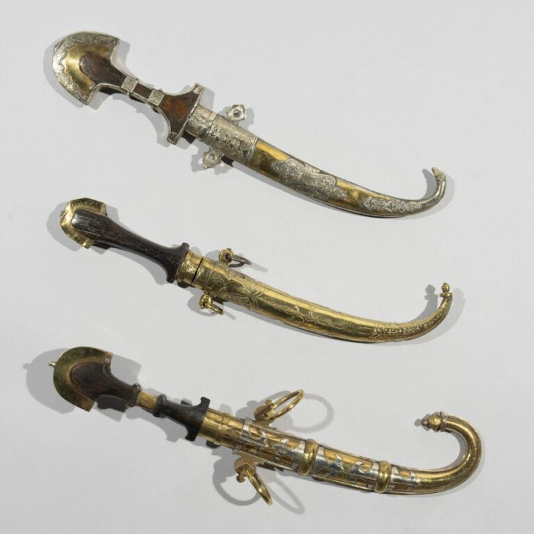 Trois koummyas - Acier, argent bas-titre, laiton et bois - Maroc, XXe siècle -…