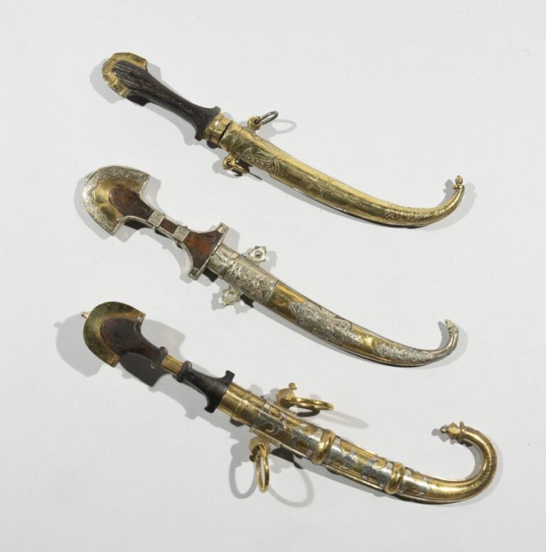 Trois koummyas - Acier, argent bas-titre, laiton et bois - Maroc, XXe siècle -…