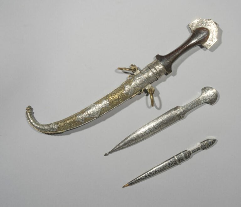 Koummya et deux petits kindjals - Maroc et Monde Ottoman, XIX-XXe siècle - - La…