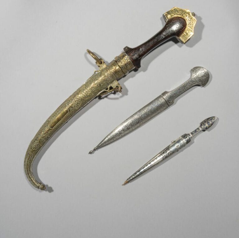 Koummya et deux petits kindjals - Maroc et Monde Ottoman, XIX-XXe siècle - - La…