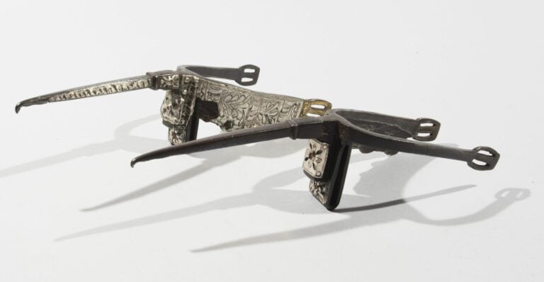 Paire d'éperons Marocains - Acier, cuivre, laiton et argent, corail - Maroc, XI…