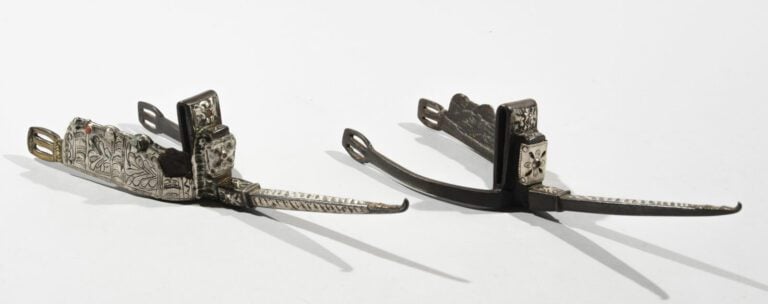 Paire d'éperons Marocains - Acier, cuivre, laiton et argent, corail - Maroc, XI…